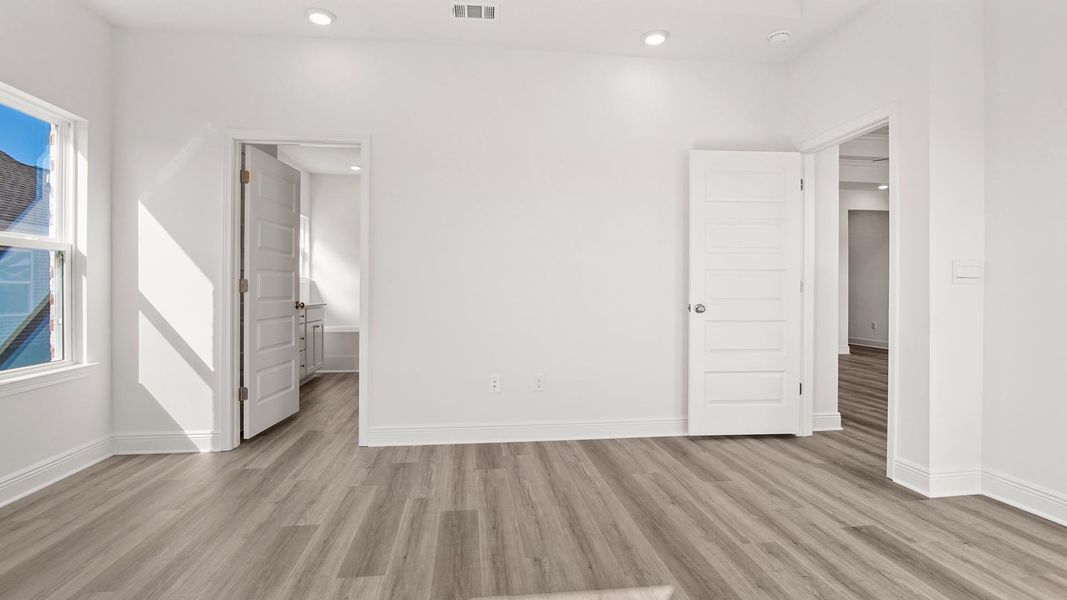 Spacious, unfurnished interior of a new home in Owl's Head Farms, Freeport (Image 24).