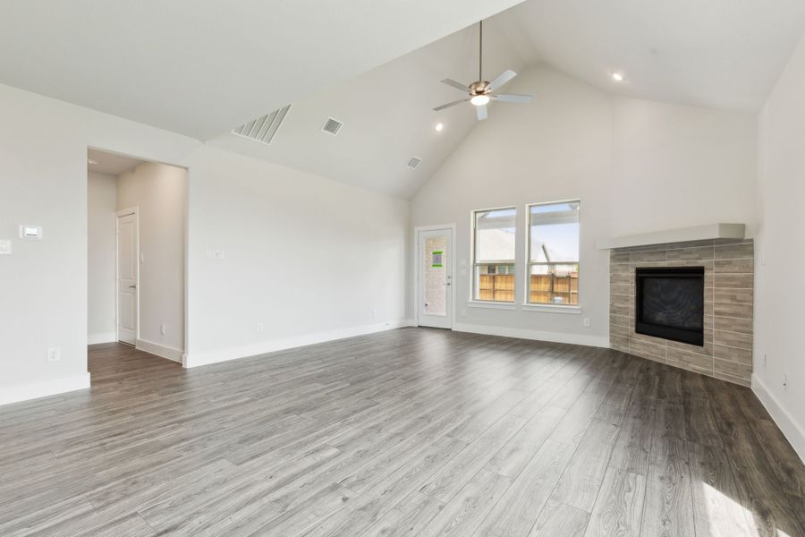 Spacious, unfurnished interior of a new home in Dove Hollow, Waxahachie (Image 16).