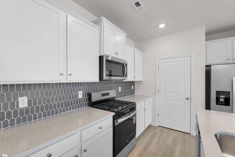 Furnished interior view inside a new home in Lynbrook, Boiling Springs (Image 9).