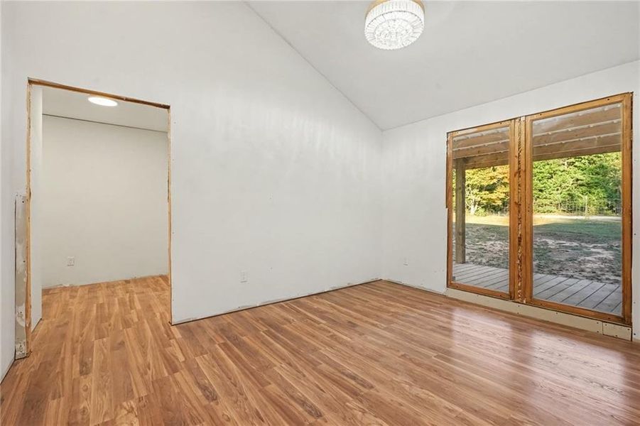 Spacious, unfurnished interior of a new home in , Canon (Image 9).