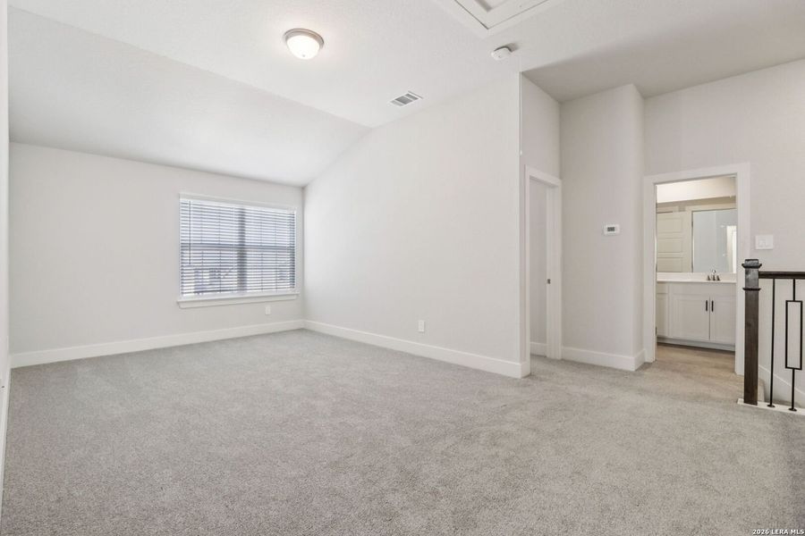 Spacious, unfurnished interior of a new home in Thomas Pond, San Antonio (Image 38).