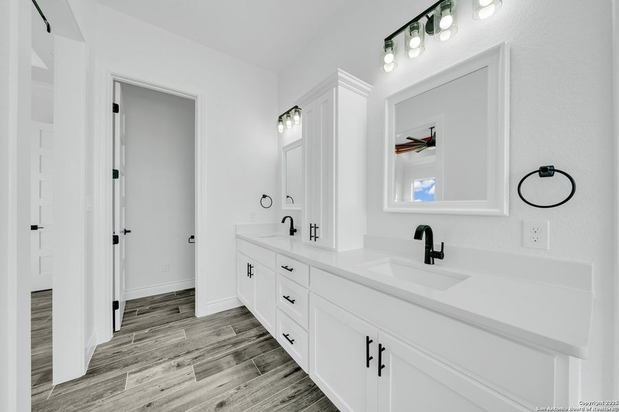 Furnished interior view inside a new home in , La Vernia (Image 6).