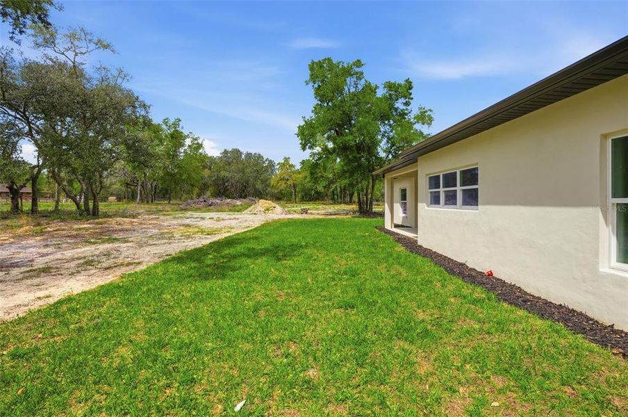 Exterior details and patio area of a home in , Webster (Image 31).