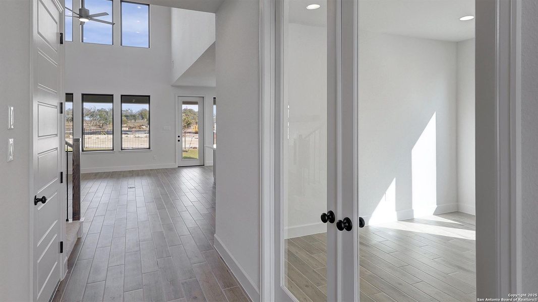 Spacious, unfurnished interior of a new home in Esperanza 50', Boerne (Image 18).