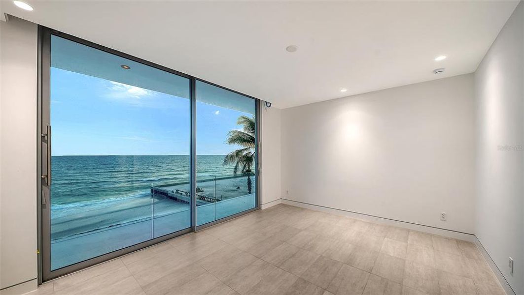 Spacious, unfurnished interior of a new home in , Longboat Key (Image 31).