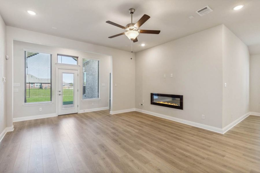 Spacious, unfurnished interior of a new home in Oaks of North Grove, Waxahachie (Image 31).