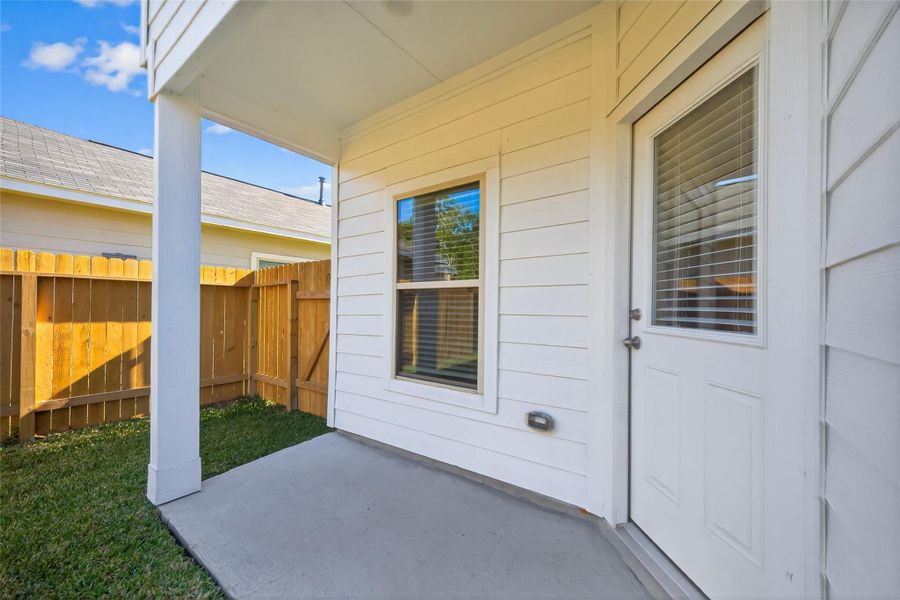 Exterior details and patio area of a home in Woodland Lakes, Huffman (Image 15).