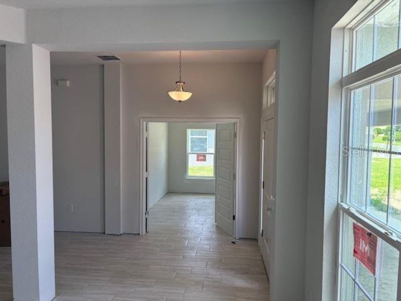 Spacious, unfurnished interior of a new home in Juliette Falls, Dunnellon (Image 5).