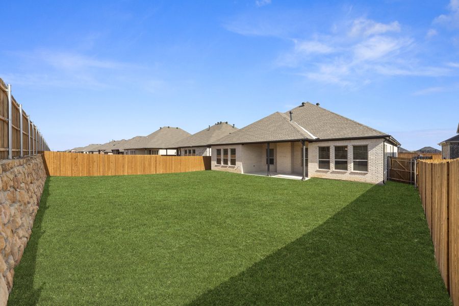 Representative exterior details of a home built from the Westwood by Sandlin Homes in Lakesong, Midlothian (Image 23).