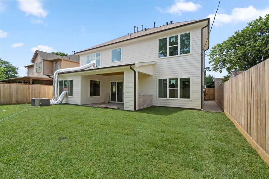 Expansive back yard with a full outdoor kitchen. Expansive back yard with a full outdoor kitchen.