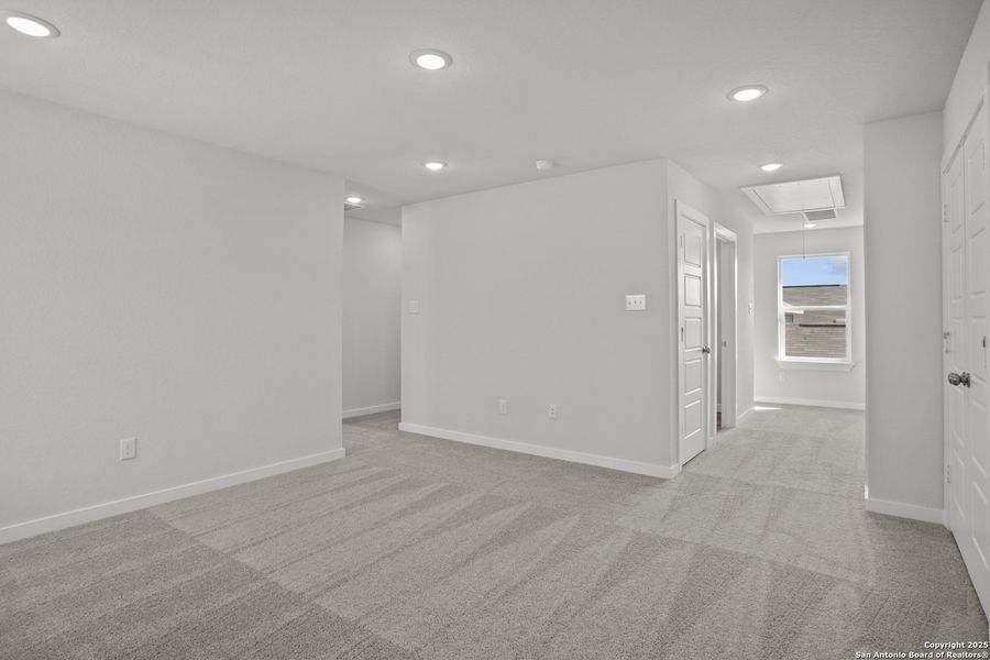 Spacious, unfurnished interior of a new home in Rosemont Hill, San Antonio (Image 22).