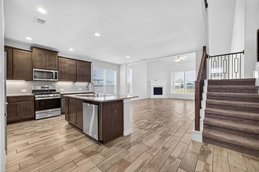 Furnished interior view inside a new home in , Mont Belvieu (Image 12).