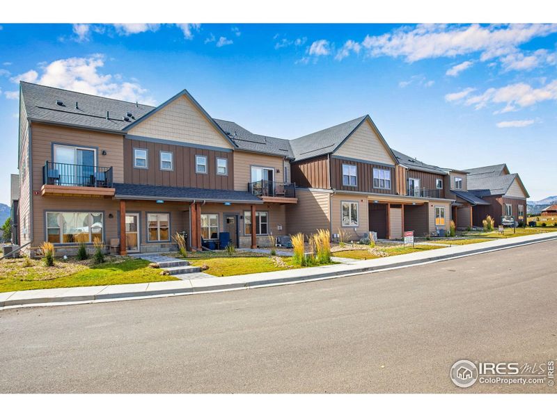 1720 includes an upper level deck off the primary suite!