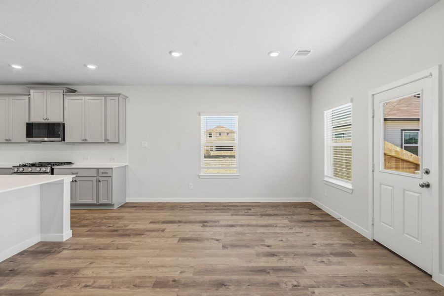 Spacious, unfurnished interior of a new home in Katy Reserve, Katy (Image 14).