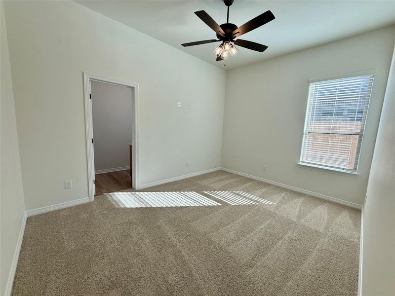 Unfurnished room featuring light carpet and ceiling fan