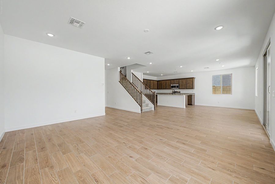 Spacious, unfurnished interior of a new home in Bentridge, Buckeye (Image 8).