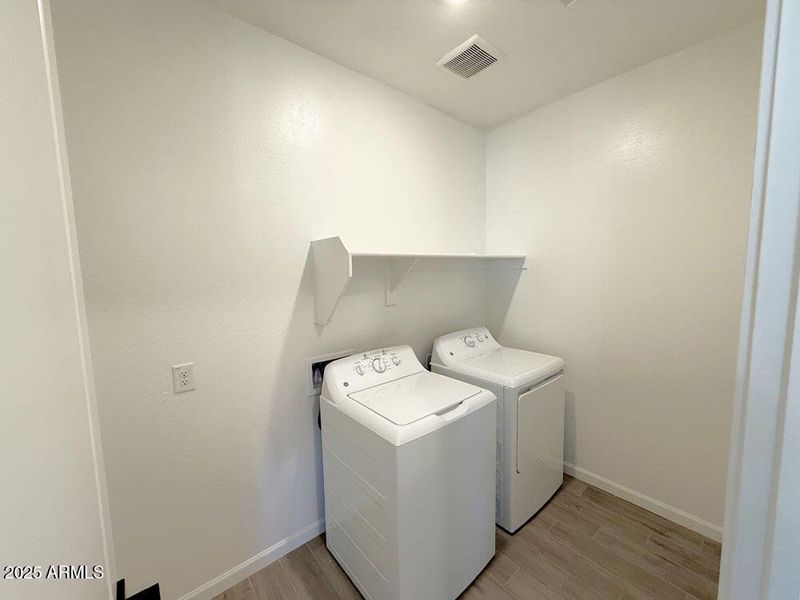 022 - Laundry with washer and dryer incl