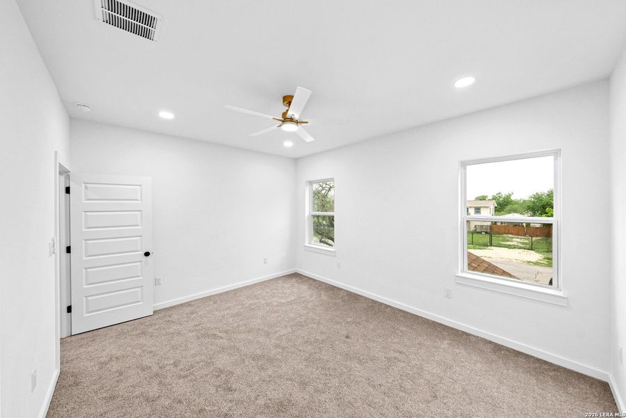 Spacious, unfurnished interior of a new home in , San Antonio (Image 33).