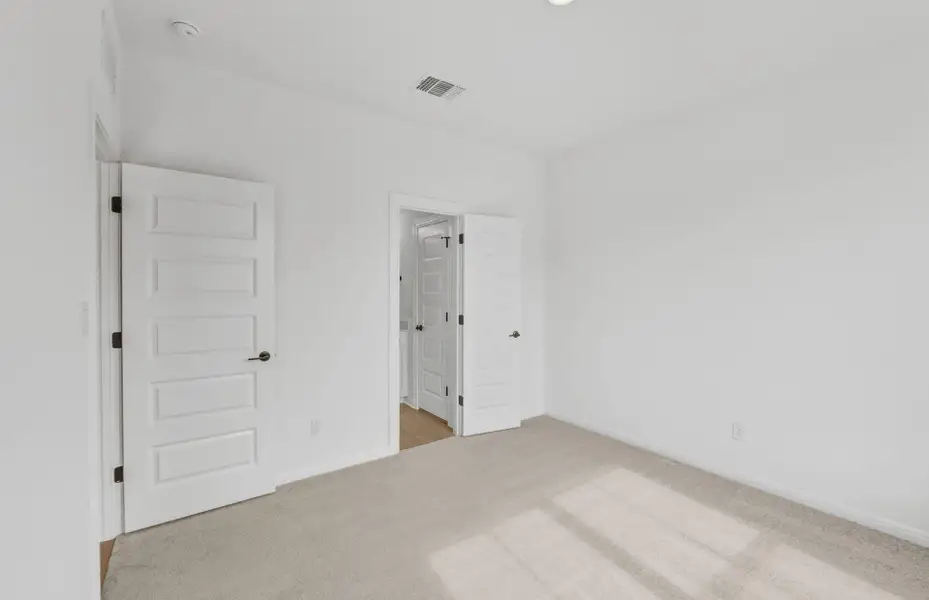 Spacious, unfurnished interior of a new home in Bluffview Reserve, Leander (Image 29).