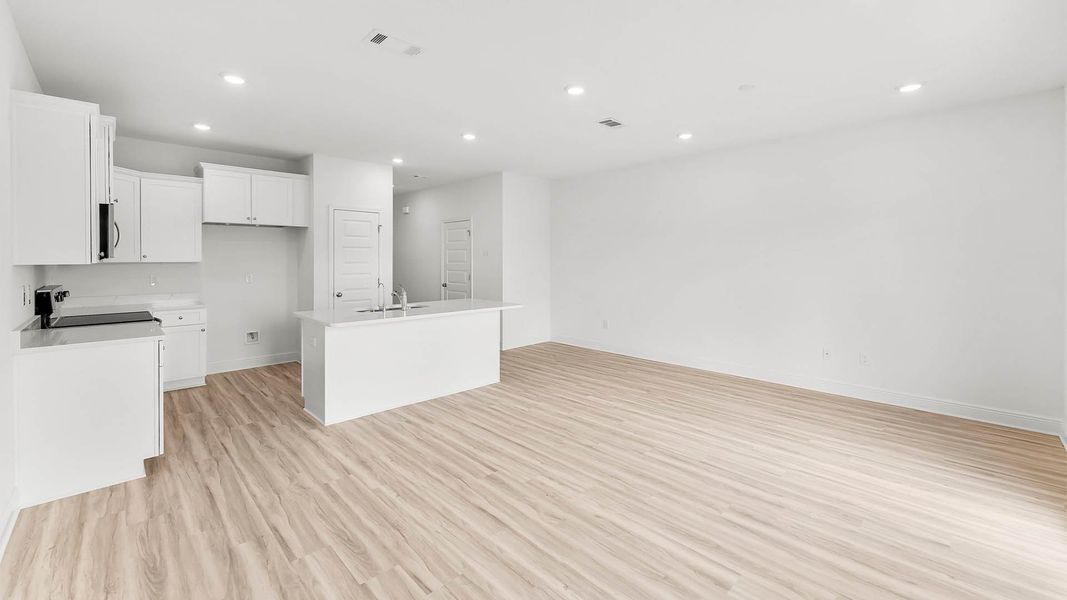 Spacious, unfurnished interior of a new home in Chateau Nemours, Port Saint Joe (Image 17).