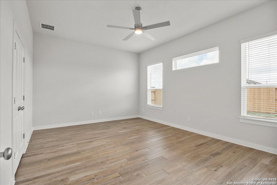 Spacious, unfurnished interior of a new home in Meyer Ranch, Canyon Lake (Image 10).