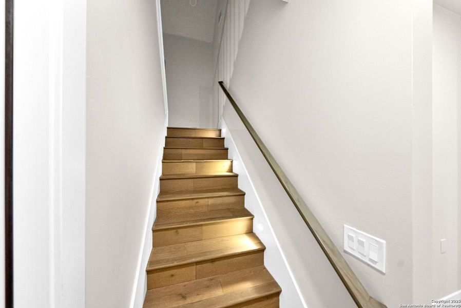 Spacious, unfurnished interior of a new home in , Bandera (Image 22).