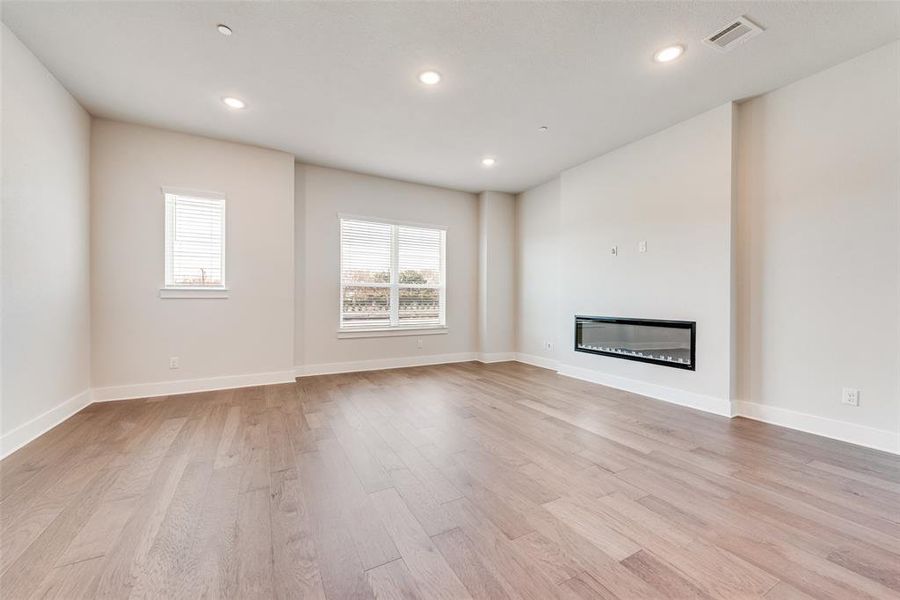 Spacious, unfurnished interior of a new home in Collin Creek, Plano (Image 16).