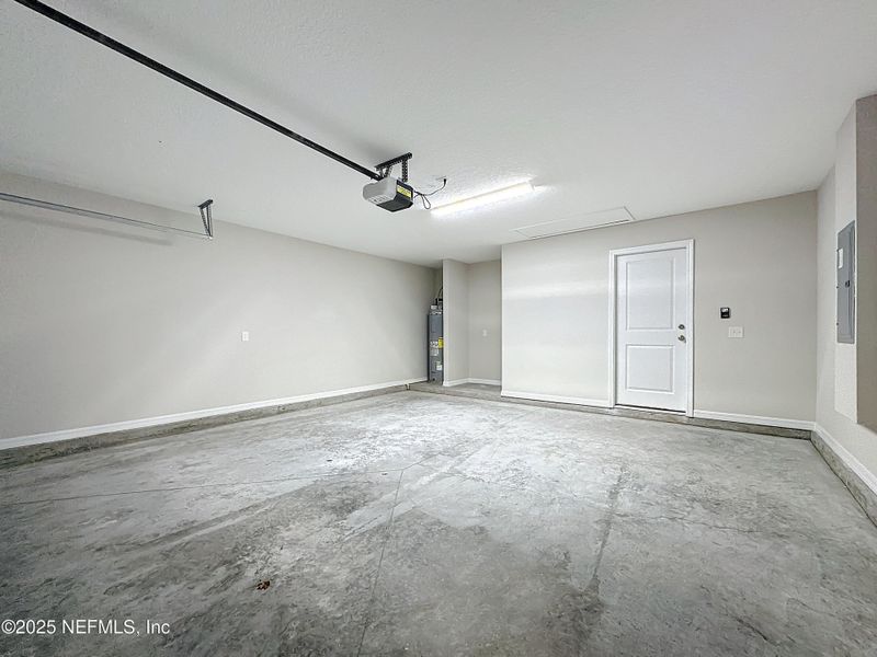 Spacious, unfurnished interior of a new home in , Jacksonville (Image 14).