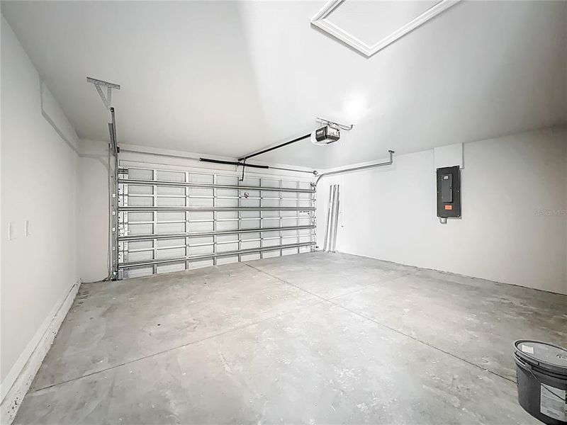 Spacious, unfurnished interior of a new home in , Cape Coral (Image 9).