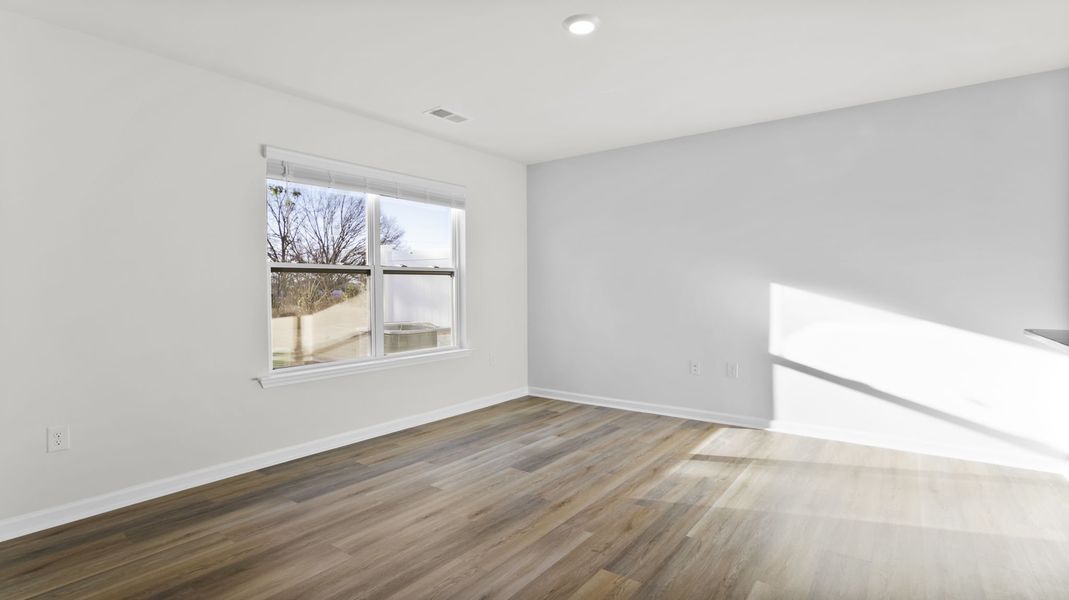 Spacious, unfurnished interior of a new home in Tanglewood Townes, Greenville (Image 14).