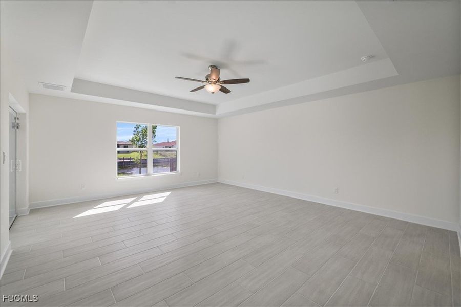 Spacious, unfurnished interior of a new home in Cape Coral, Cape Coral (Image 28).