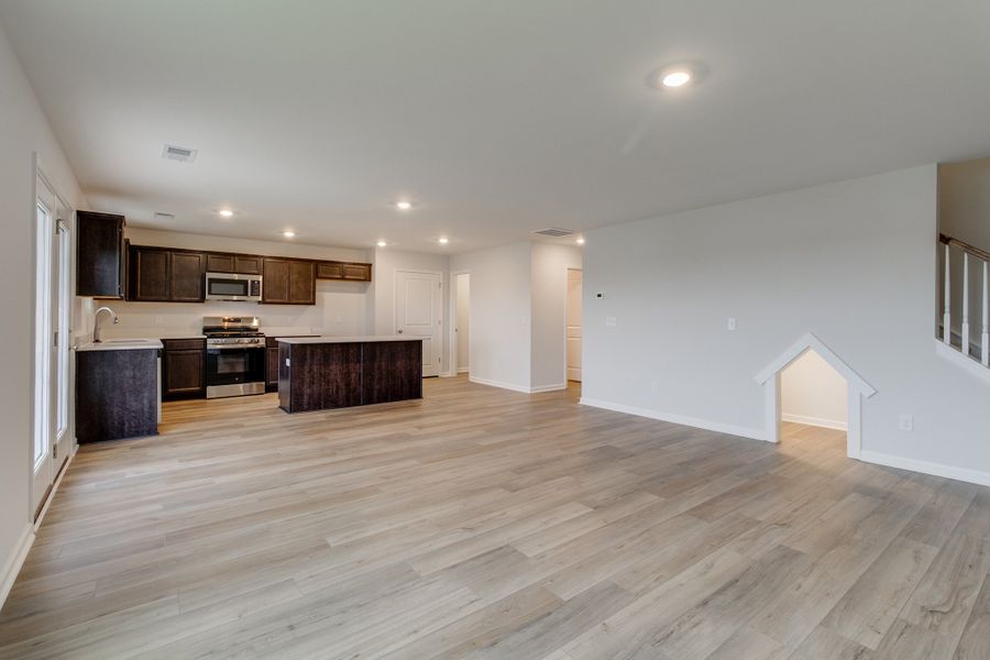 Spacious, unfurnished interior of a new home in Ellington, Elgin (Image 25).