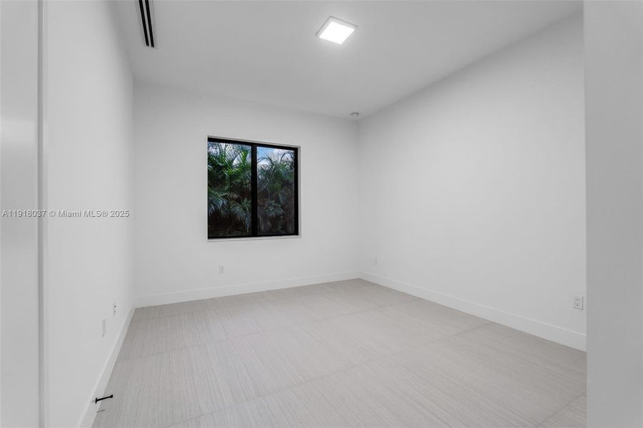 Spacious, unfurnished interior of a new home in , Cutler Bay (Image 77).