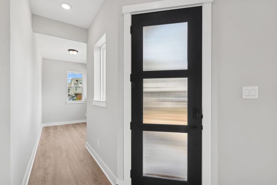 Spacious, unfurnished interior of a new home in Retreat at Oak Park, Houston (Image 15).