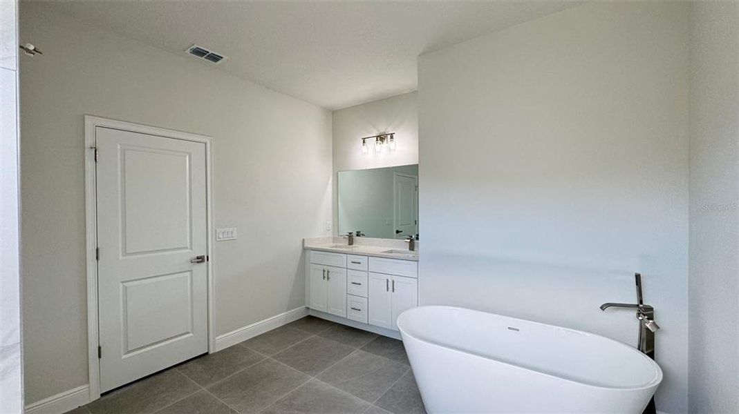 Spacious, unfurnished interior of a new home in , Ocala (Image 22).