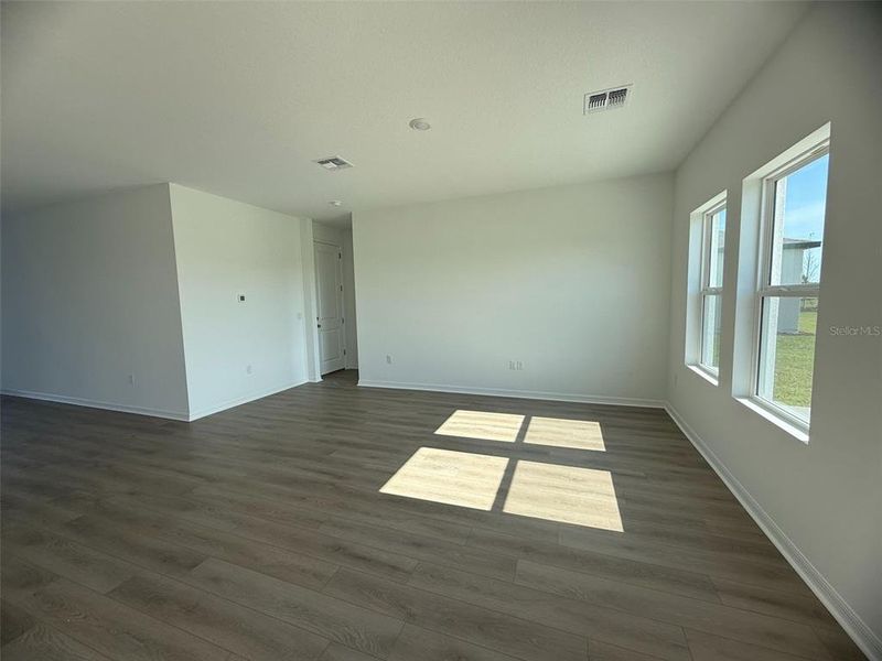Spacious, unfurnished interior of a new home in Tyson Reserve, St. Cloud (Image 13).