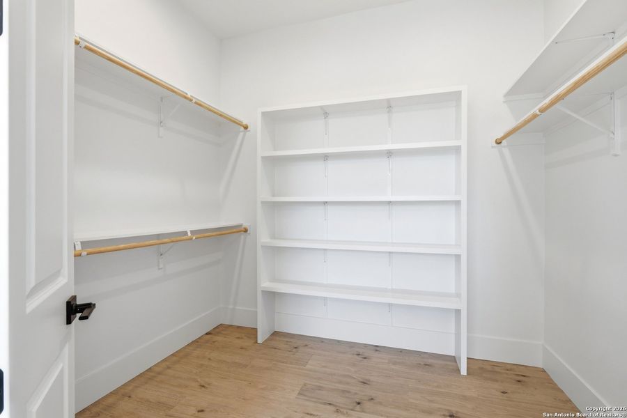 Spacious, unfurnished interior of a new home in , Bandera (Image 14).