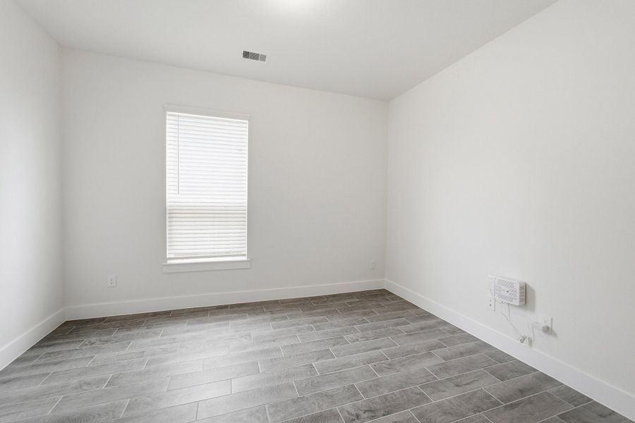 Spacious, unfurnished interior of a new home in Ashland, Angleton (Image 36).