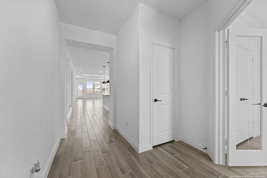 Spacious, unfurnished interior of a new home in Lily Springs, Seguin (Image 15).