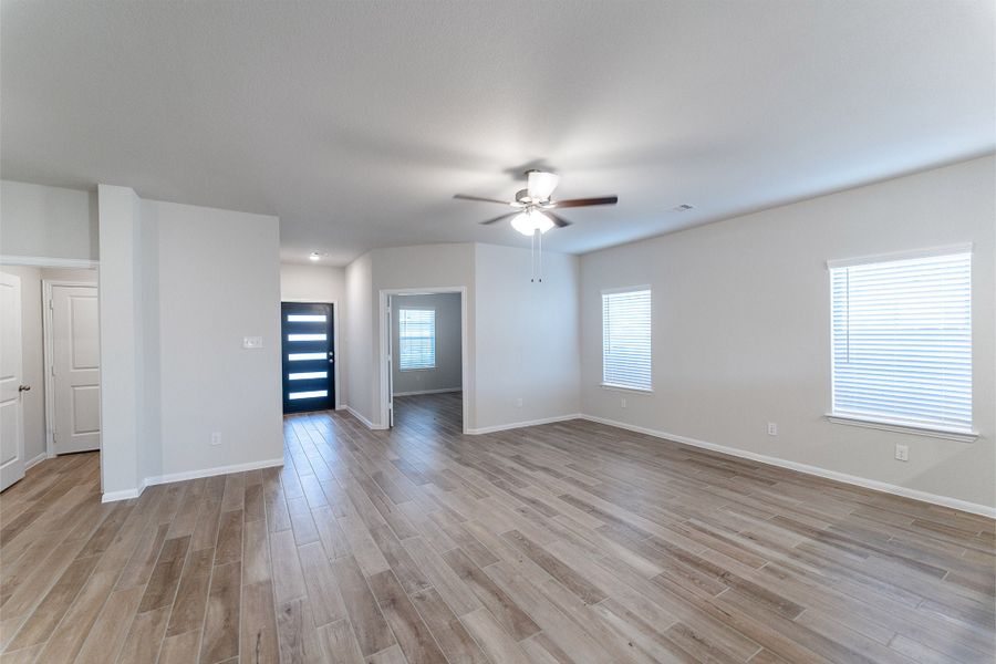 Spacious, unfurnished interior of a new home in Lago Mar, Texas City (Image 10).