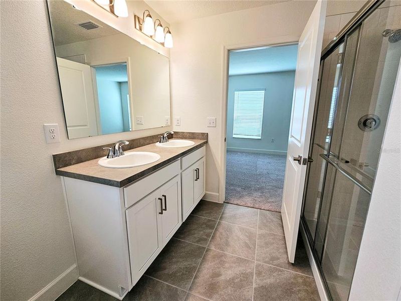 Furnished interior view inside a new home in , Clermont (Image 9).