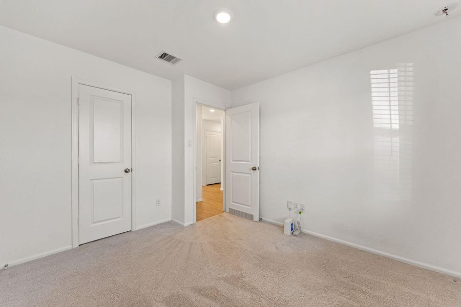 Spacious, unfurnished interior of a new home in Tavola, New Caney (Image 32).