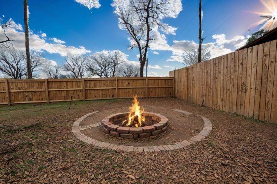 Exterior details and patio area of a home in , Poynor (Image 20).
