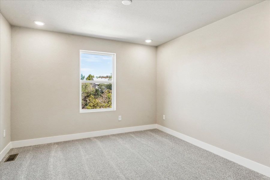 Spacious, unfurnished interior of a new home in Pony Park, Colorado Springs (Image 16).