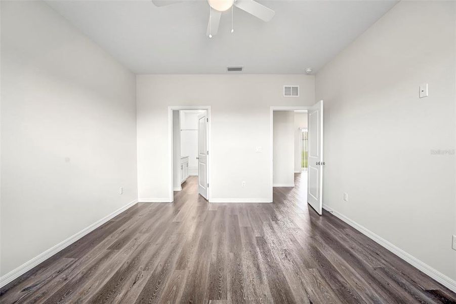 Spacious, unfurnished interior of a new home in , Weeki Wachee (Image 20).