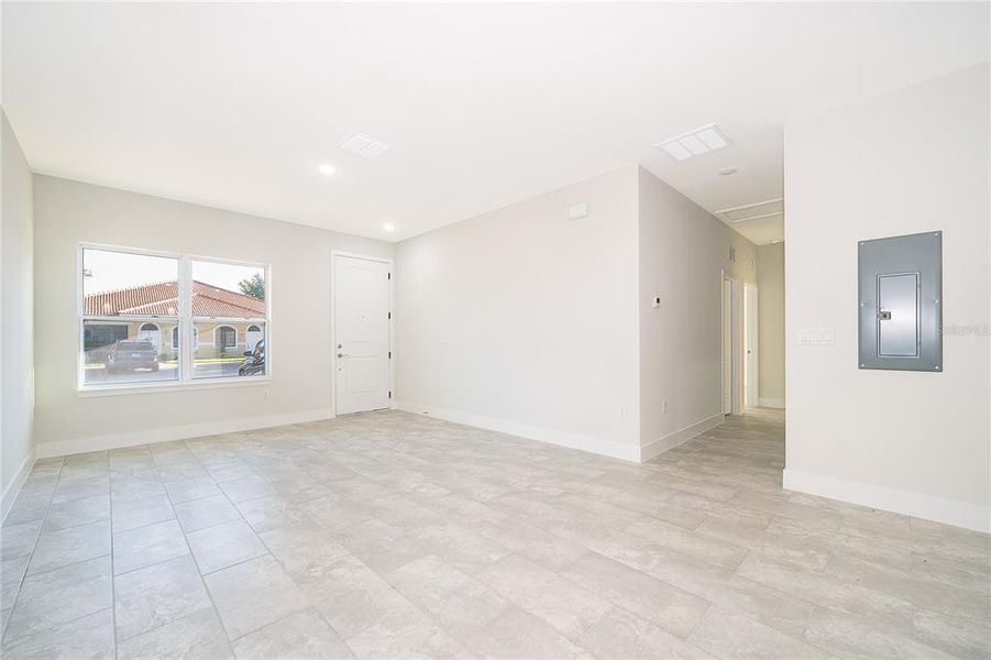 Spacious, unfurnished interior of a new home in , Kissimmee (Image 12).