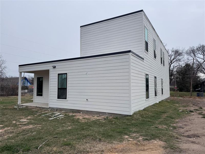 Exterior details and patio area of a home in , Dallas (Image 4).