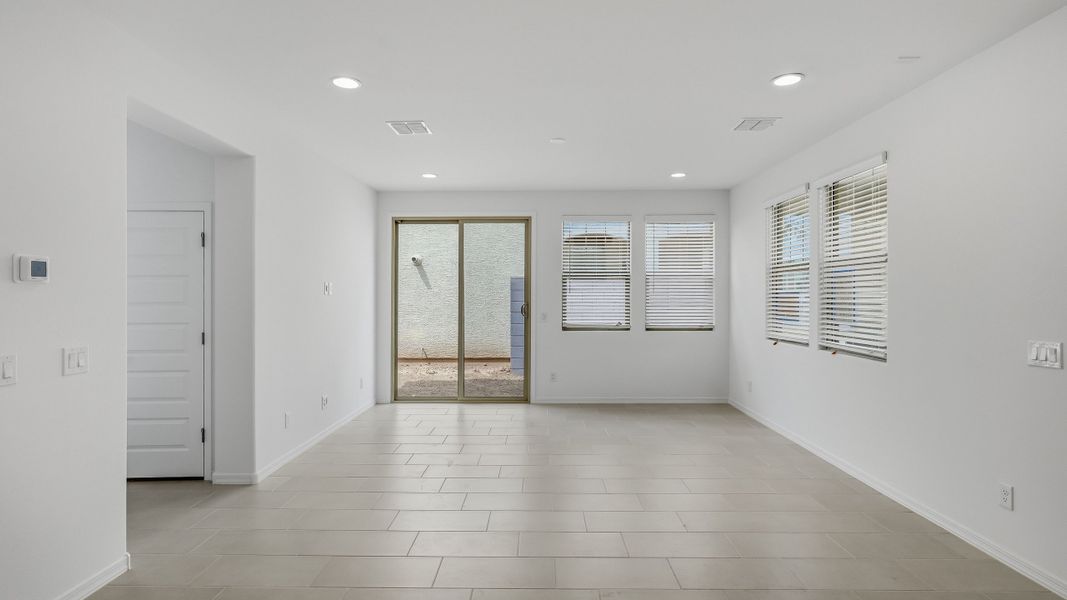 Spacious, unfurnished interior of a new home in Parkside, Avondale (Image 12).