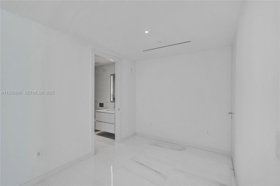 Spacious, unfurnished interior of a new home in , Miami (Image 26).