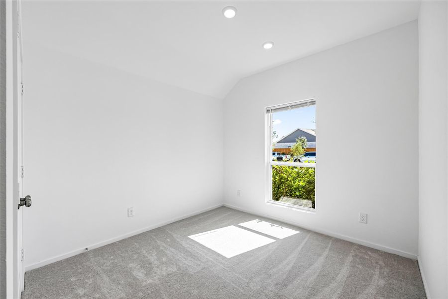 Spacious, unfurnished interior of a new home in Lago Mar, Texas City (Image 24).